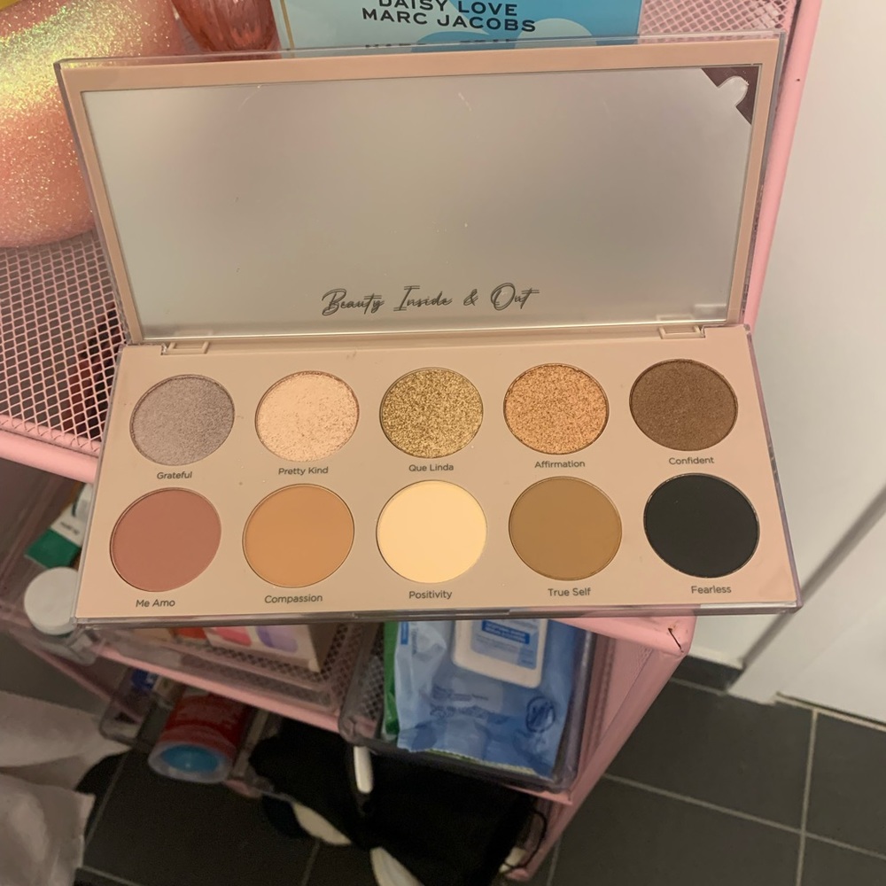 Dominique Cosemtics Essential Eye Shadow Palette